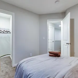  Holiday home Neutral Living/6beds/4bedrooms+1bunos/with Basement And Fireplace/free Parking On Premises Canada