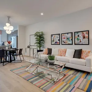  Holiday home Spacious Modern With King Bed & Office Canada